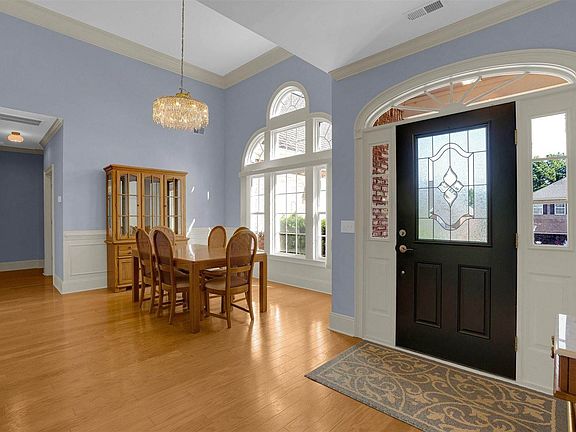 5th image of 525 Everton Dr
