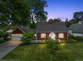 528 Shoreham Rd, Grosse Pointe Woods, MI 48236