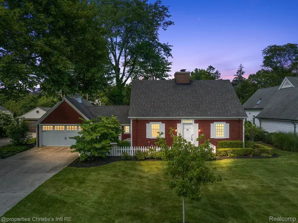 528 Shoreham Rd, Grosse Pointe Woods, MI 48236