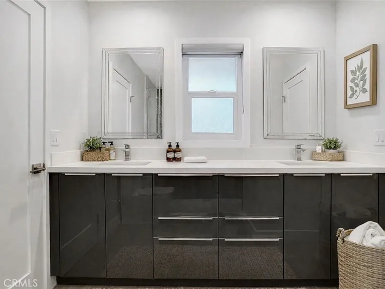 4450 Hayvenhurst Ave — Photo 20