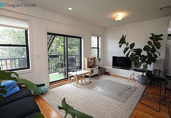 3rd image of 487 Myrtle Ave APT 3