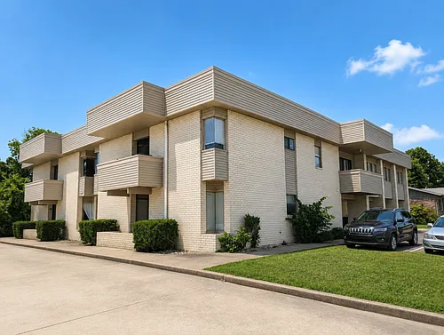1124 W Poplar St #201 Photo 1