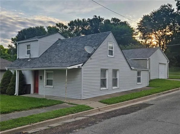 14 W St, Higginsville, MO 64037