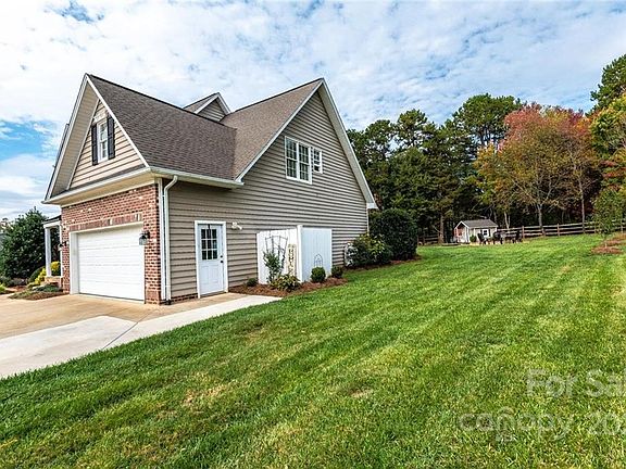 3rd image of 1477 Sweetbriar Ln