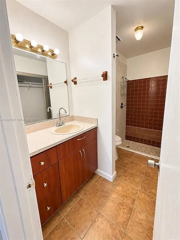 3 bed, 2.0 bath, 1040 sqft, $2,290 — Photo 2