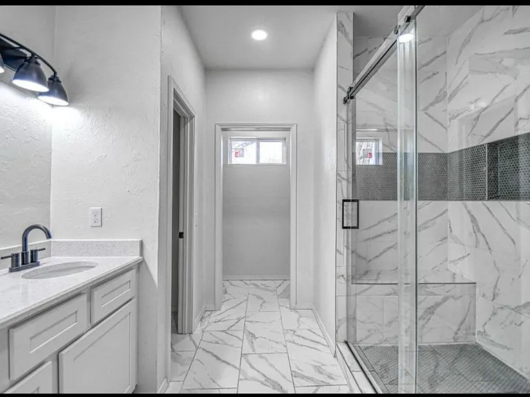 1833 NW 11th St — Photo 15