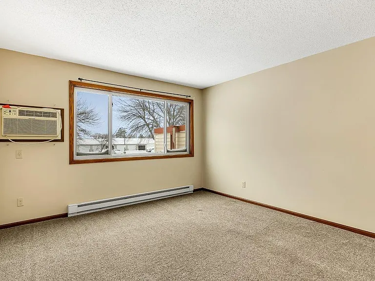 Karolyn Apartments — Photo 8