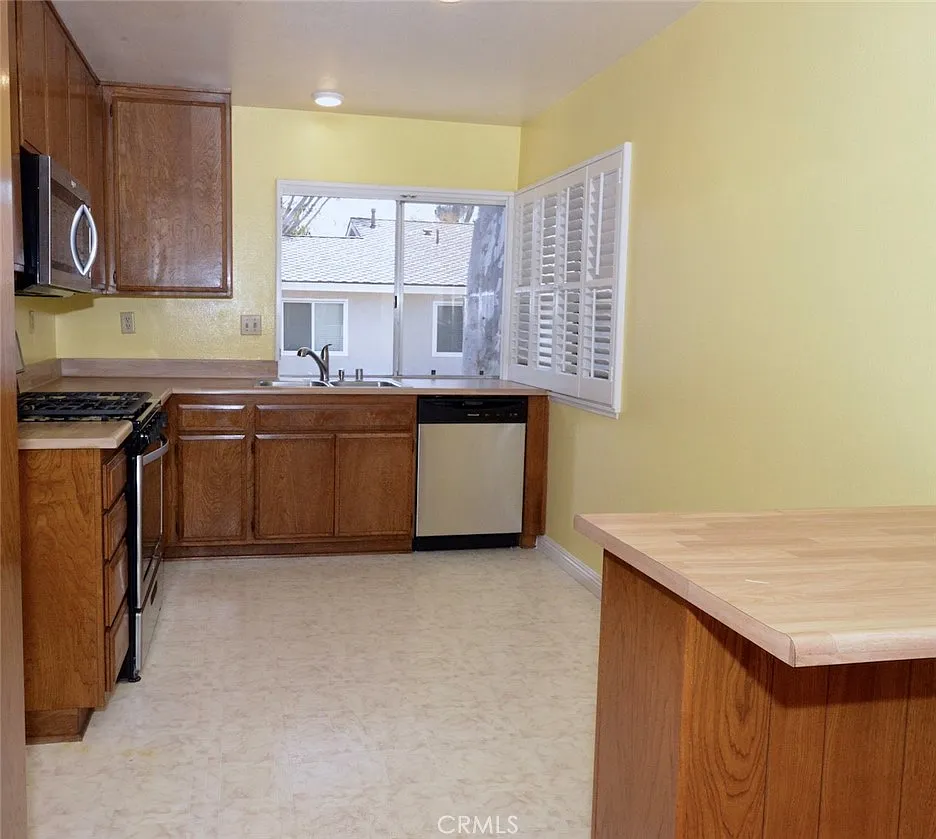 2 bed, 888 sqft, $3,100 — Photo 3