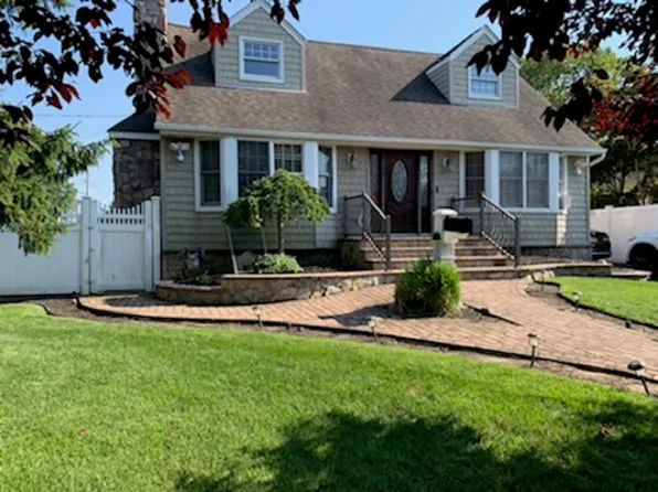 8 Monmouth St, Deer Park, NY 11729