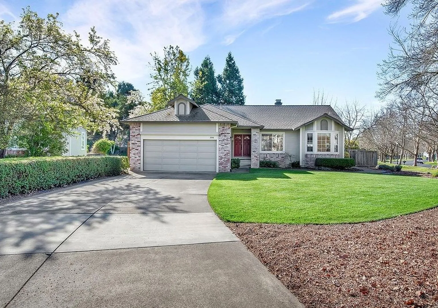 Beautiful Home in the Lakewood Hills Gated Community! — Photo 1