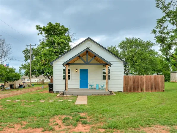 106 W 4th St, Wellston, OK 74881