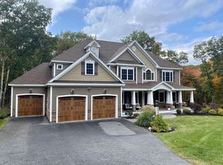 2 Floral St, Windham, NH 03087