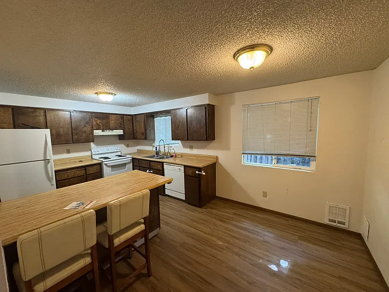 711 E Wallace Ave — Photo 5