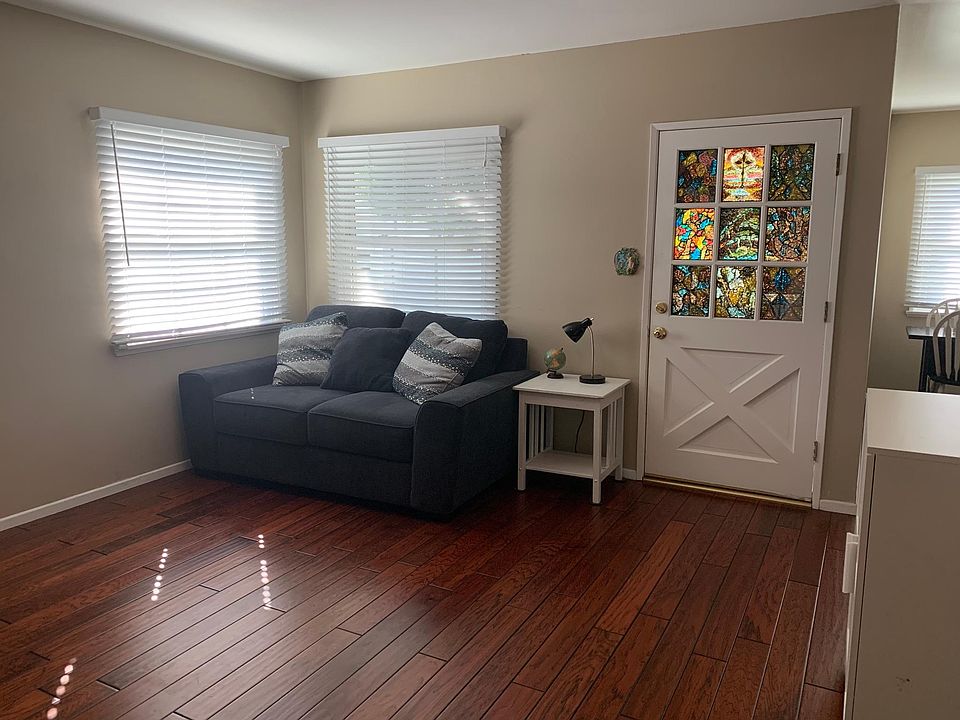 Living room & entrance