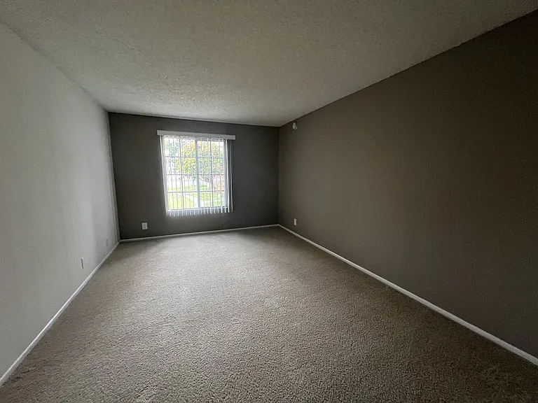 Versailles on the Lake Apartments — Photo 146