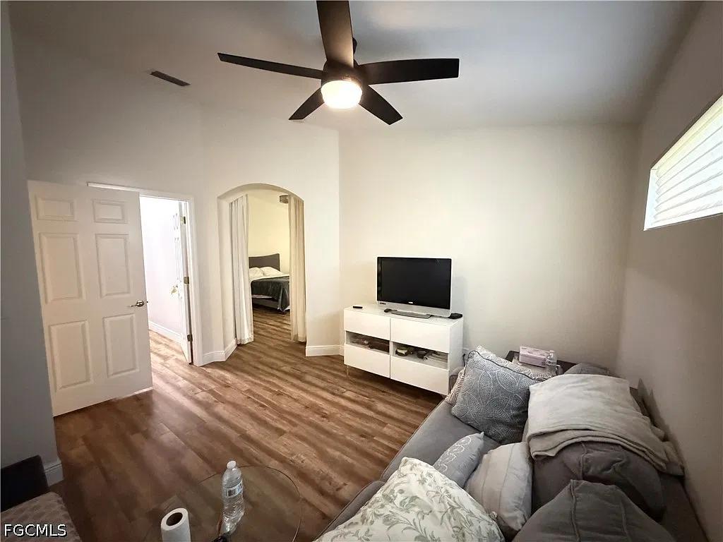 3 bed, 2.0 bath, 1998 sqft, $1,800 — Photo 4