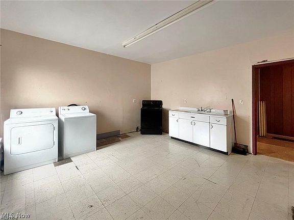 5th image of 830 Main St