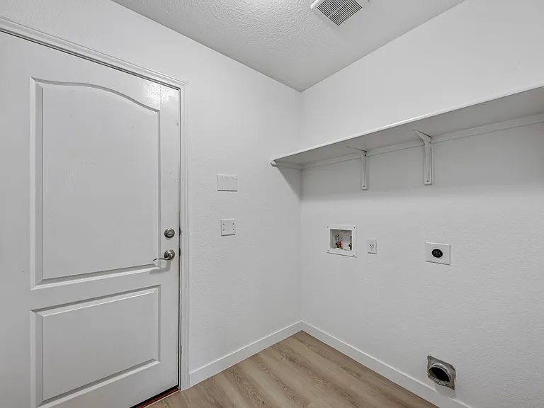 9012 Edmundsbury Dr — Photo 32