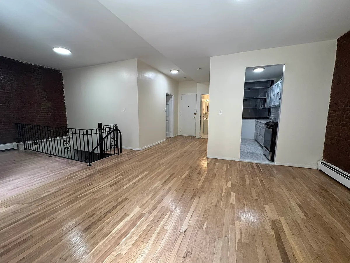 Building Photo - 450 W 47th St #1C