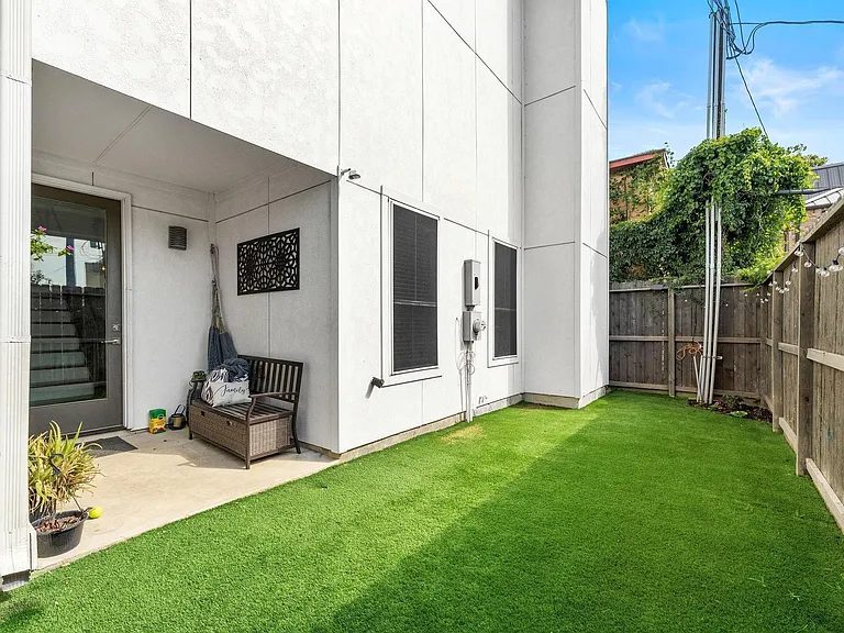 4621 Chartres St — Photo 3