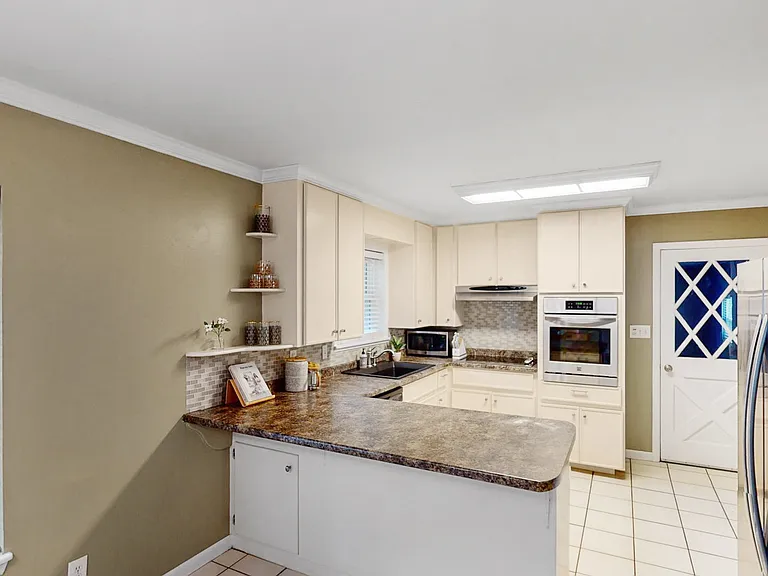 1306 Francisco Dr — Photo 7