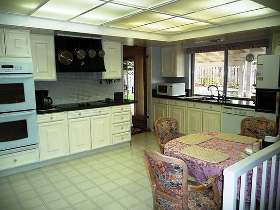 Roomy eat-in Kitchen