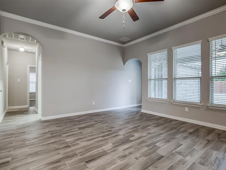 638 Devonshire Ln — Photo 19