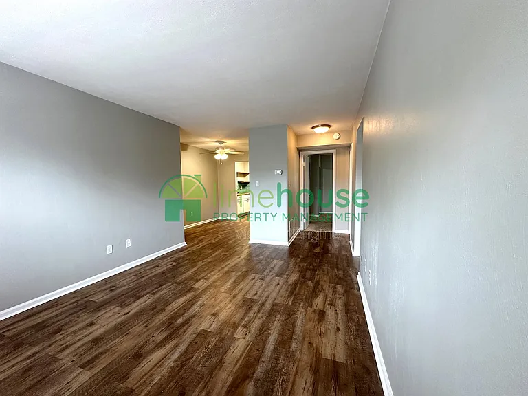 1009 Barclay Sq — Photo 4