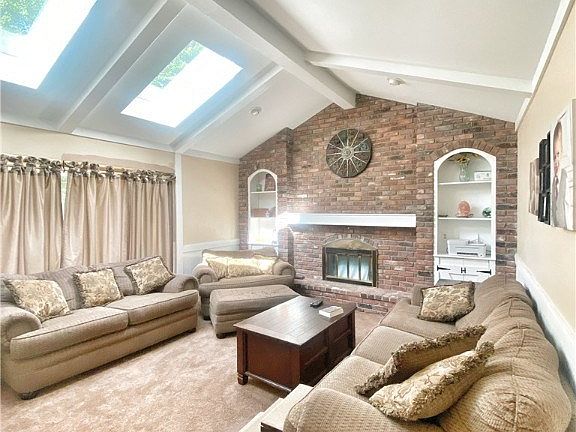 3rd image of 11 Lancelot Ct