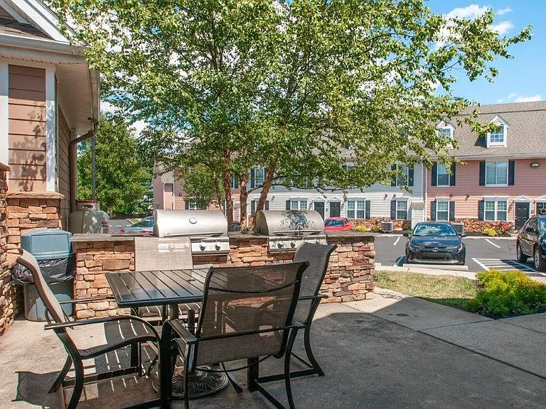 Montgomery Manor Apartments & Townhomes — Photo 18