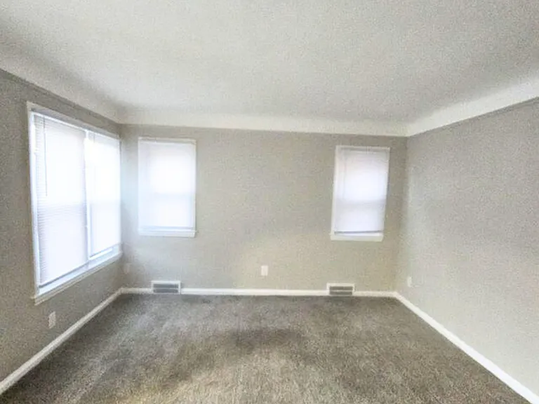 10803 Roxbury St — Photo 13