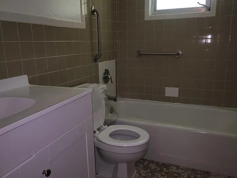 230 Monroe Ave — Photo 8