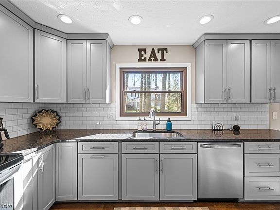 5th image of 32393 Birchwood Ln