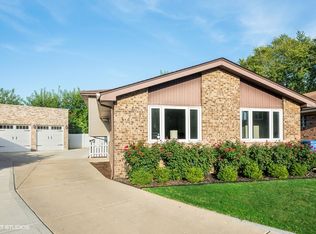 7151 N Sioux Ct, Chicago, IL 60646