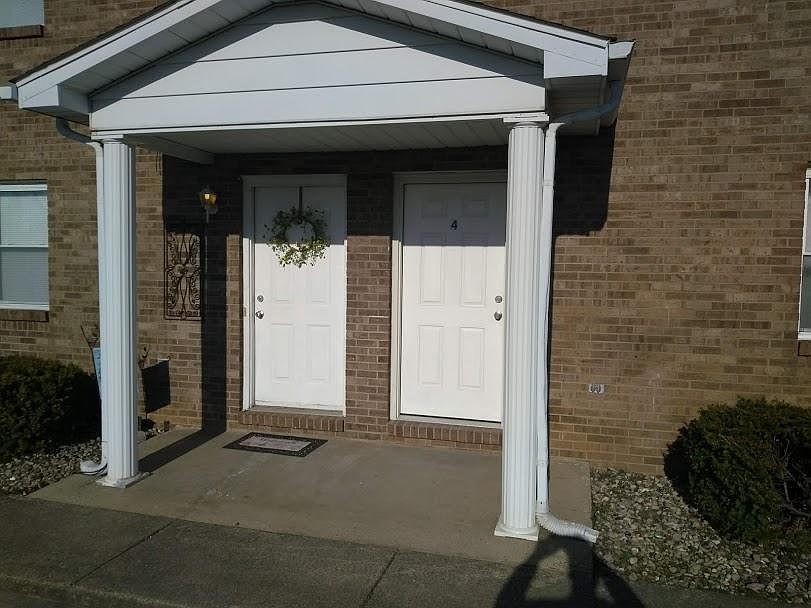 Townhouse entry - #4 (to the right of #3)