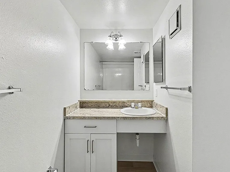 Trappers Cove Apartments — Photo 35