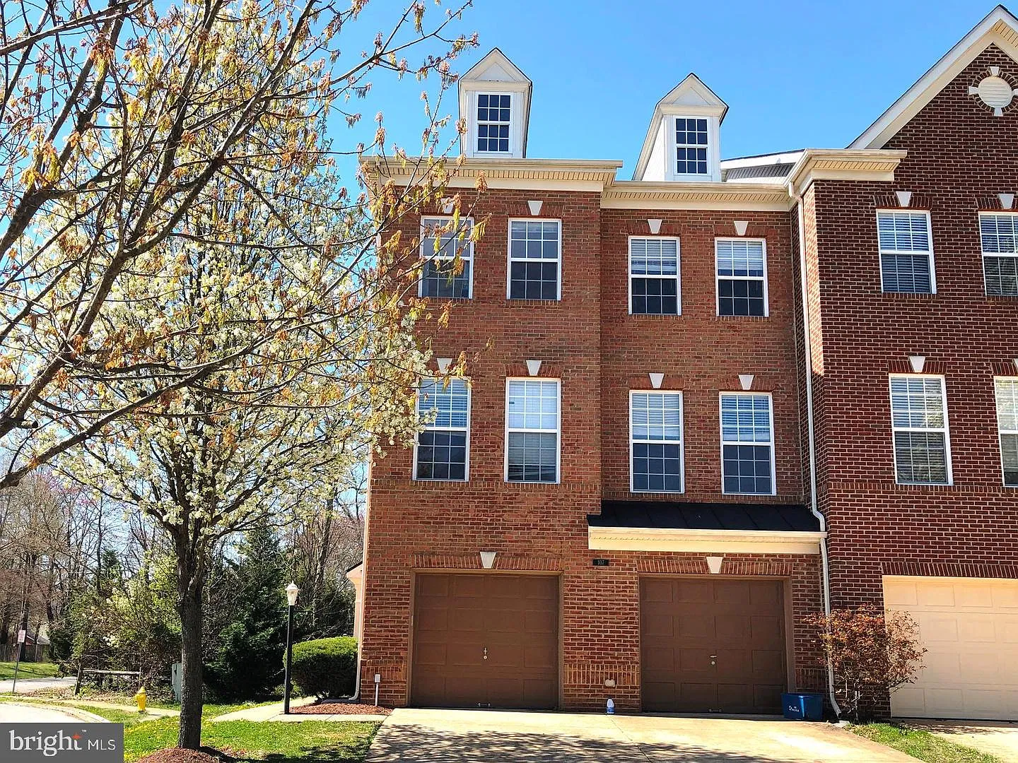 3 bed, 4.0 bath, 2352 sqft, $2,995 — Photo 2