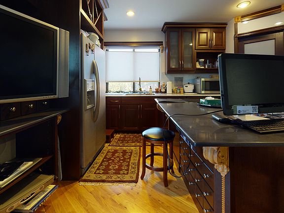 3rd image of 164 Stonegate Dr