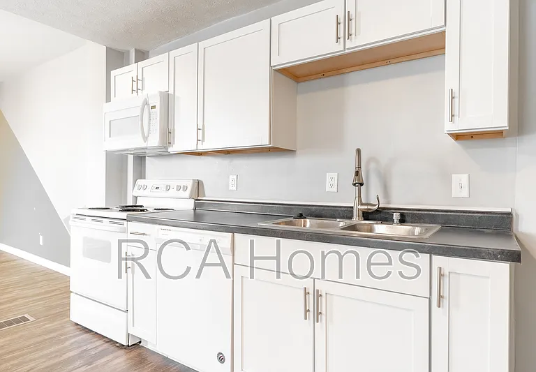 1011 E Legrande Ave #E — Photo 2