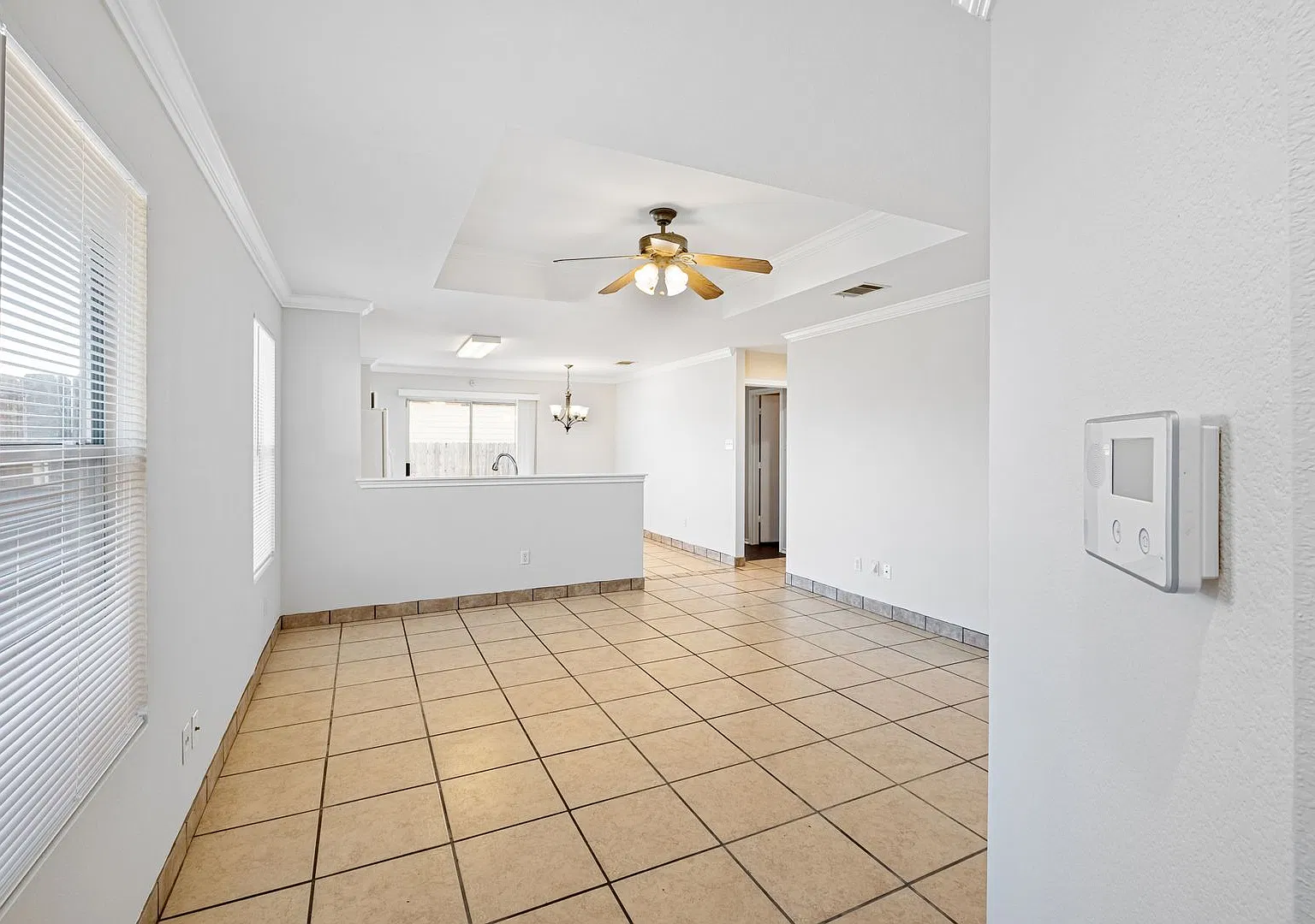 3 Bedroom, 2 Bath, Corner Lot Home Near Tesla & Airport — Photo 4