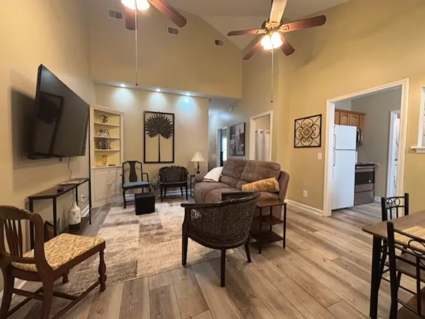2 bed, 768 sqft, $2,400 — Photo 4