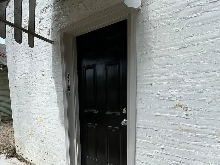 418 E State St #B — Photo 2