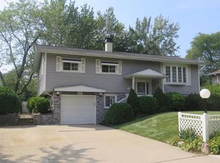 585 Edgemont Ln, Hoffman Estates, IL 60169