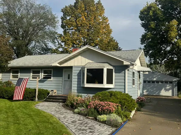902 Campbell Dr, Grand Forks, ND 58201