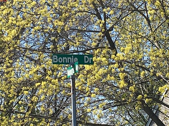 5th image of 75 Bonnie Dr