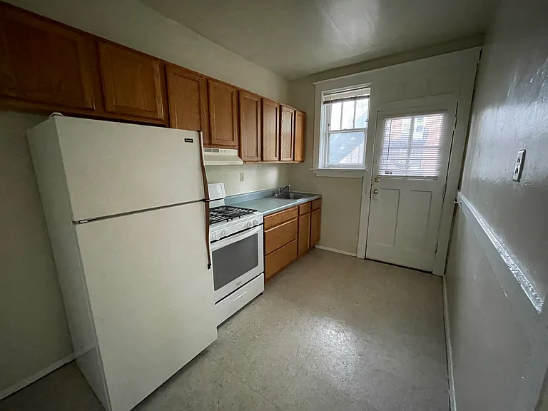 744 Syracuse Ave — Photo 3