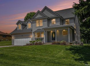 3074 Woodcrest Rd, Rochester Hills, MI 48309