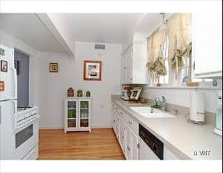 3rd image of 647 Broadview Ave