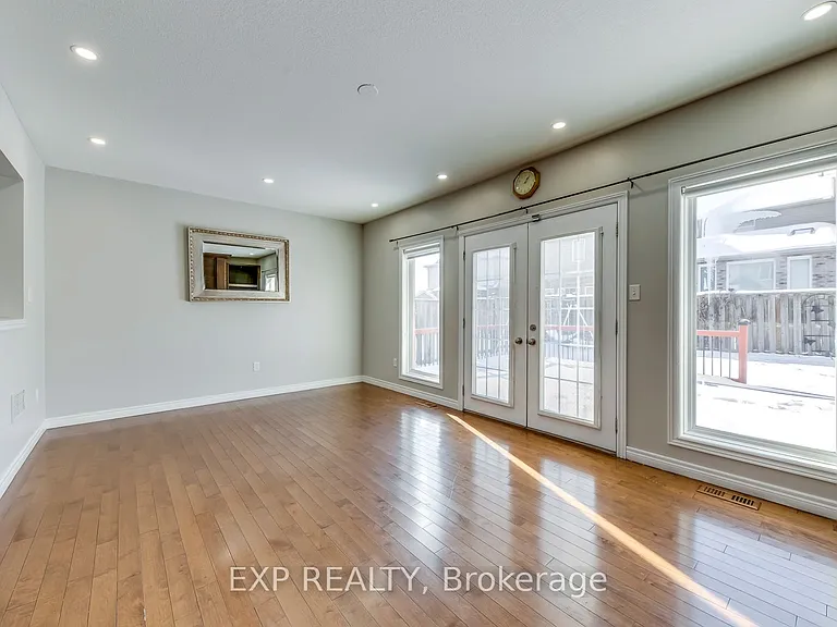 11 Frankfurt St W — Photo 8