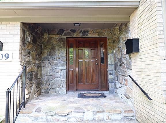 3rd image of 1109 S Belvedere Ave